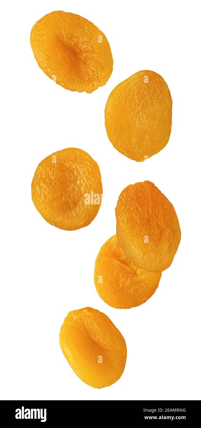 Abricot séché isolé dans l'air sur fond blanc Banque D'Images