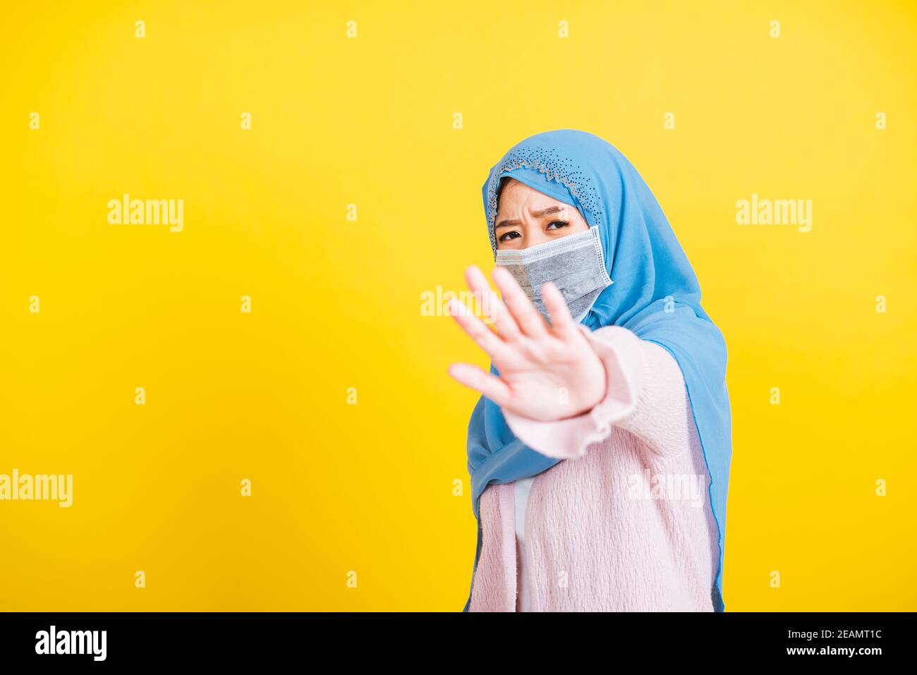Asiatique musulmane arabe femme Islam religieux porter voile hijab show dites sans signe à la main Banque D'Images