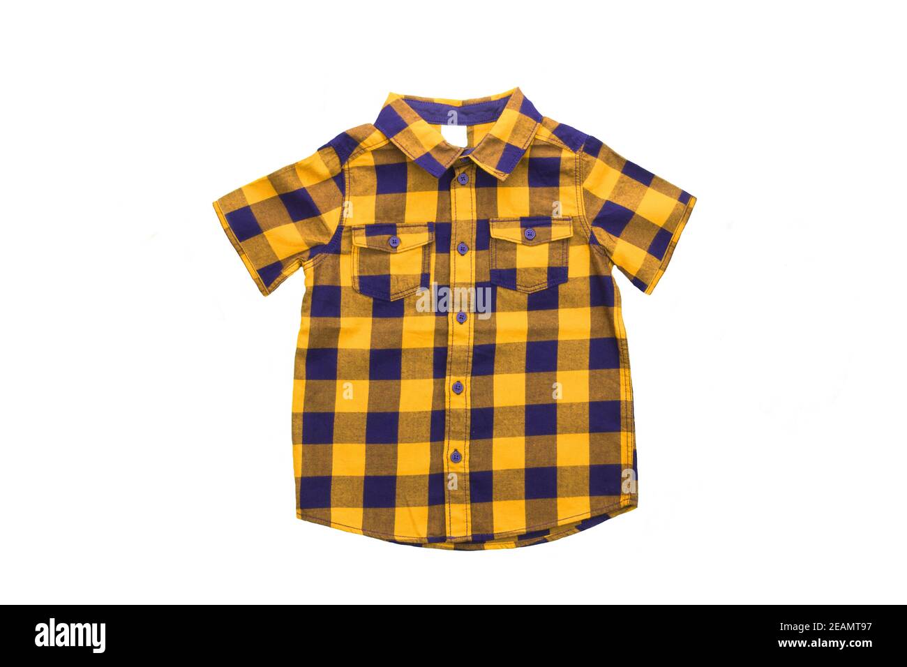 Vêtements pour enfants. Chemise à carreaux jaune-bleu tendance avec manches courtes et poches pour garçons isolés sur fond blanc. Mode d'été pour enfants. Banque D'Images