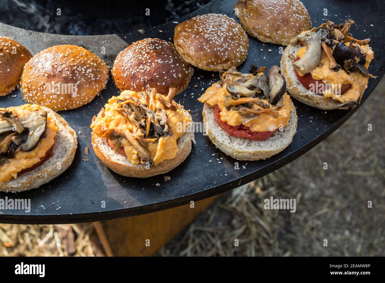 Petit déjeuner extérieur avec tomate, champignons, omelette hamburger. Banque D'Images
