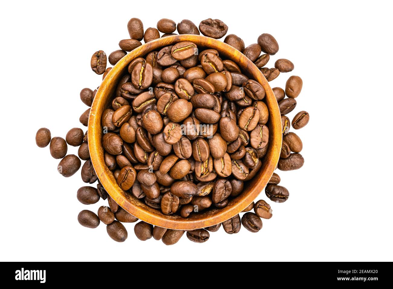 Vue de dessus des grains de café dans un bol en bois sur fond blanc avec passe-cheveux. Banque D'Images