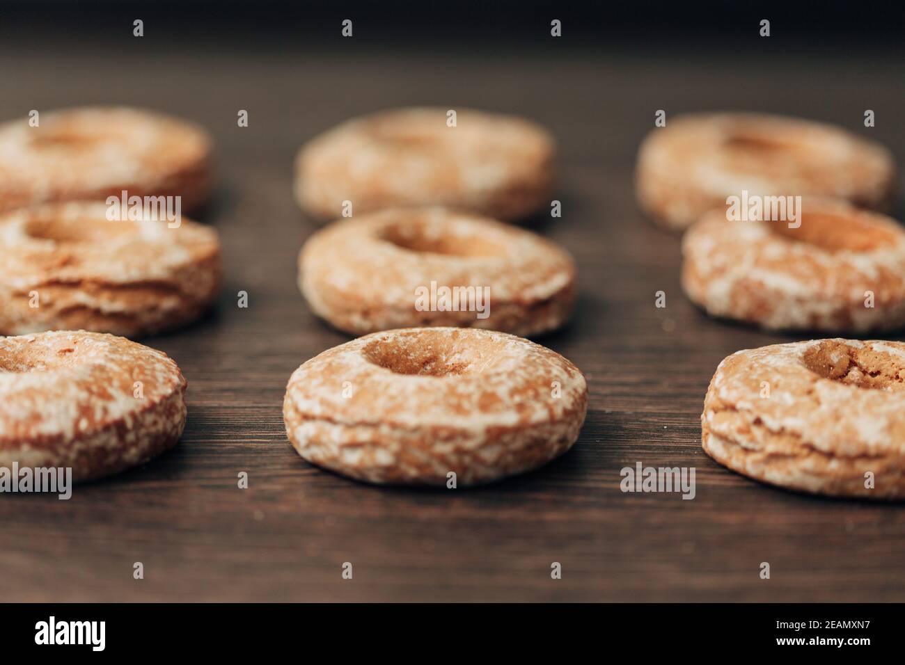 De magnifiques bagels et pains d'épices se trouvent sur un fond marron Banque D'Images
