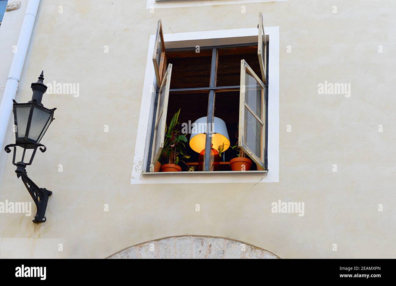 Lampe de fenêtre de la vieille ville de Tallinn Banque D'Images