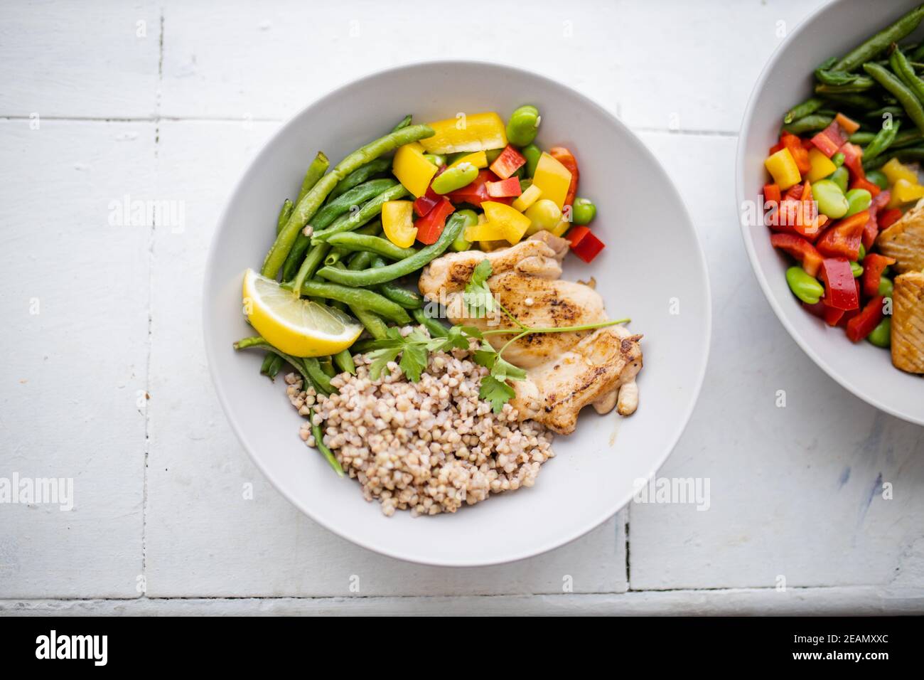 Plat de poulet et de sarrasin aux haricots verts et au poivron Banque D'Images