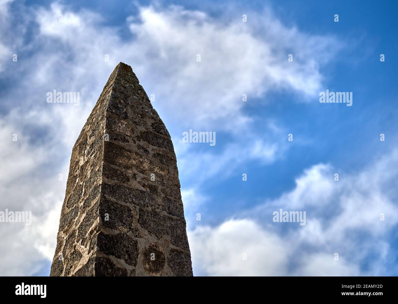 détail d'un vieil obélisque de pierre et de mortier avec un ciel bleu ...