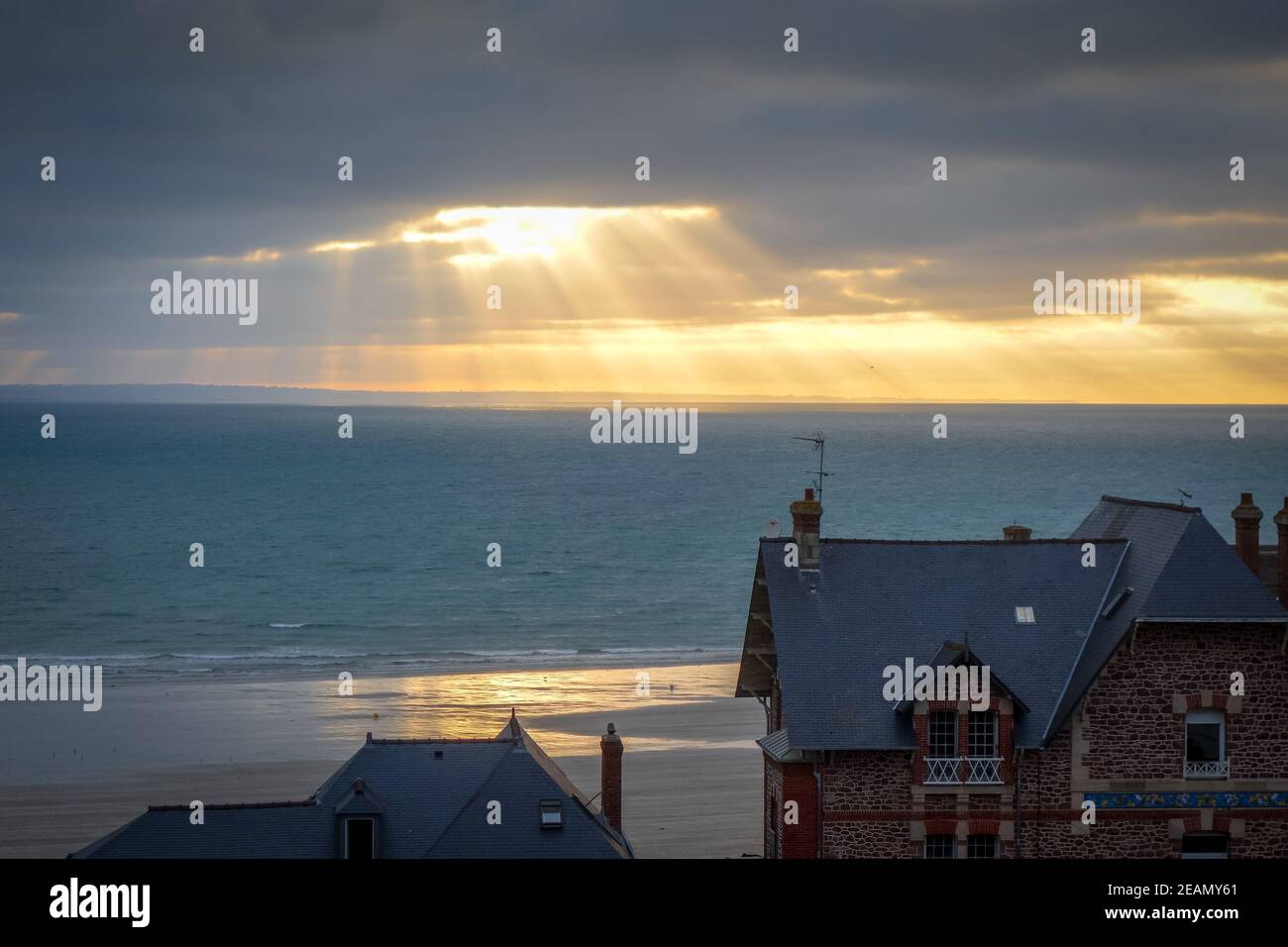 Pleneuf Val Andre vue sur la ville et la plage au coucher du soleil, Bretagne, France Banque D'Images