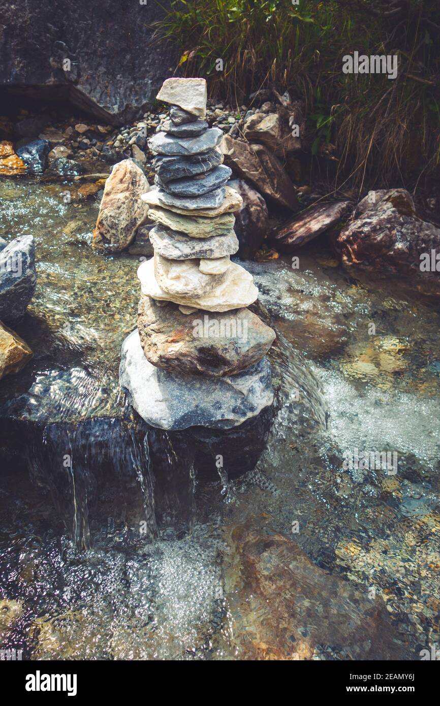 Cairn sur une rivière dans la vallée du Parc national de la Vanoise, alpes françaises Banque D'Images