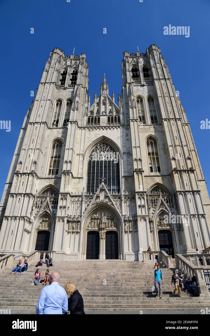 BRUXELLES, BELGIQUE - 05 mai 2014 : vers le haut, vers l'élévation de la façade de la cathédrale de Bruxelles, à Bruxelles, Belgique, avec des personnes marchant et si Banque D'Images