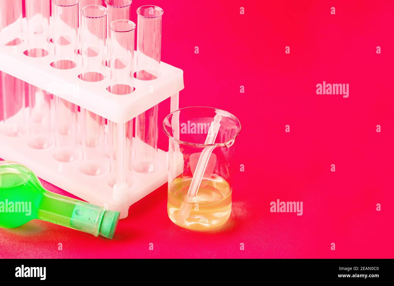 Verrerie de laboratoire sur fond rouge. Banque D'Images