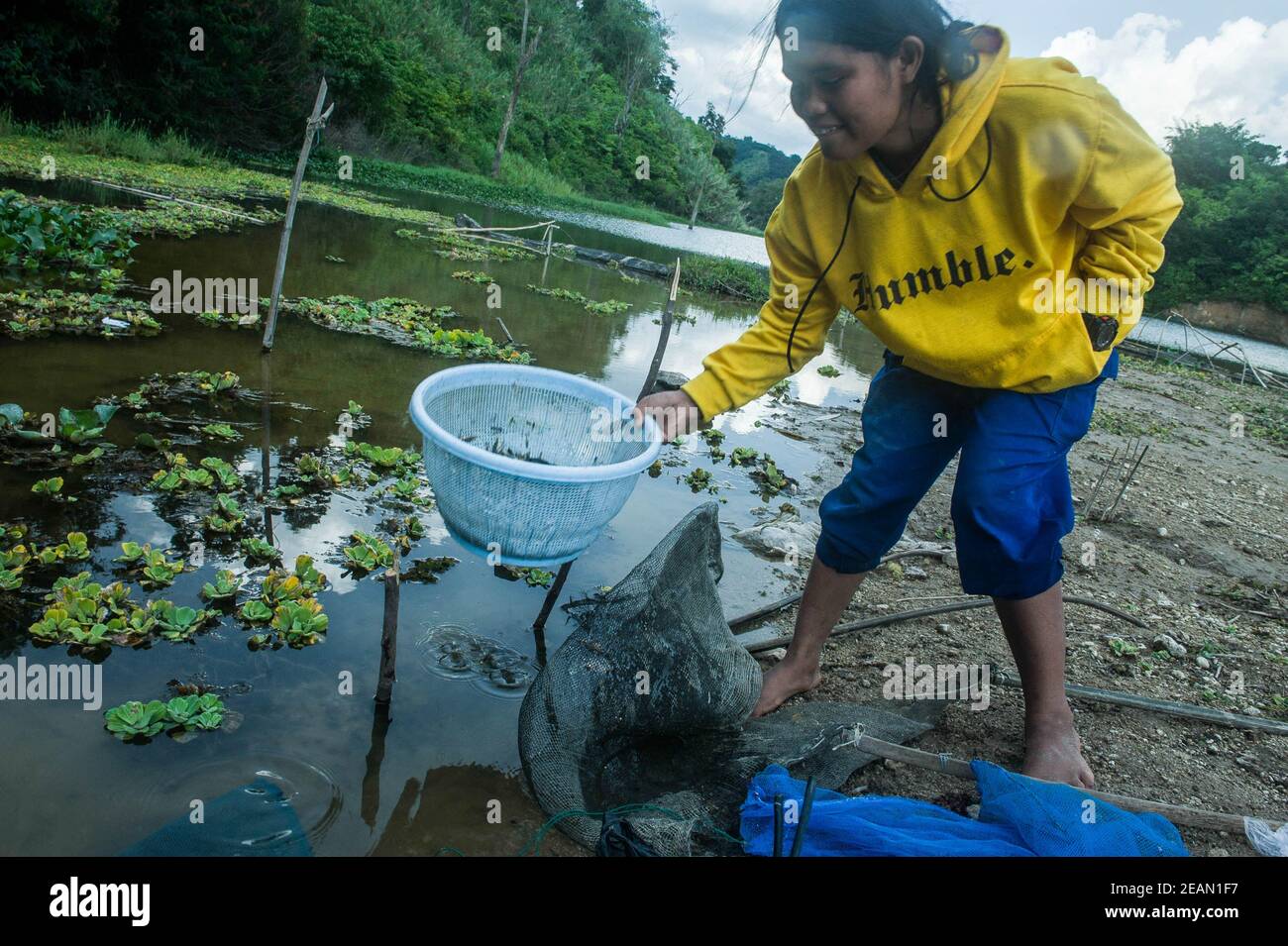 Indonésie. 10 février 2021. Le 10 février 2021, une femme Karonese a vu le poisson par filet sur le lac des pieds du volcan Sinabung, dans la région du village de Kuta Tonggal à Karo, dans la province de Sumatra au nord, en Indonésie. Kuta Tonggal village est un village qui a été frappé par les nuages chauds de l'éruption du volcan Sinabung en 2016. Sur le témoin, les résidents retournent au village pour des fermes, même si ils reviennent à la colonie de réinstallation à l'heure du coucher du soleil. Photo de Sutanta Aditya/ABACAPRESS.COM crédit: Abaca Press/Alay Live News Banque D'Images