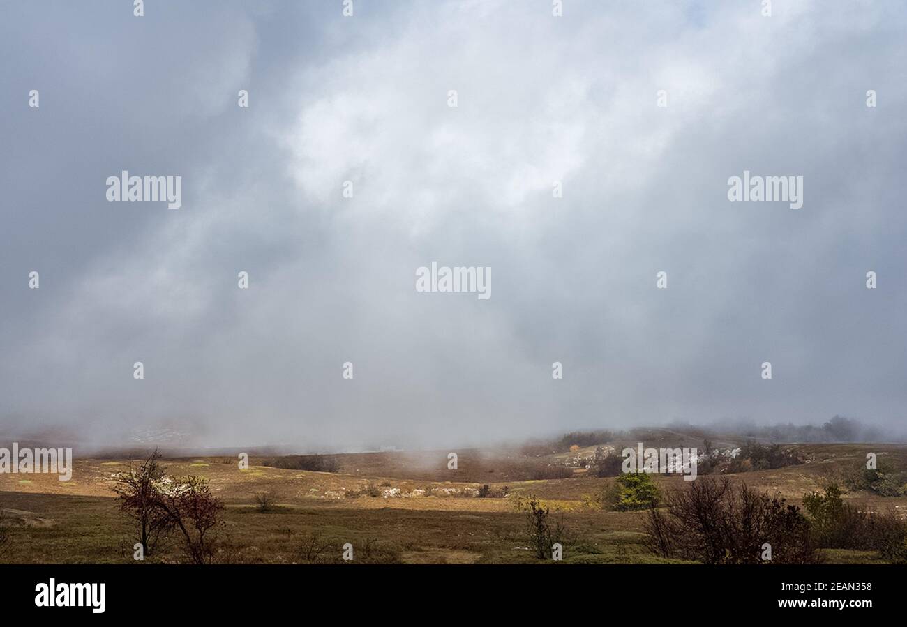 Montagnes et forêts de Crimée. Conifères et feuillus sur les collines des montagnes et des rochers Banque D'Images
