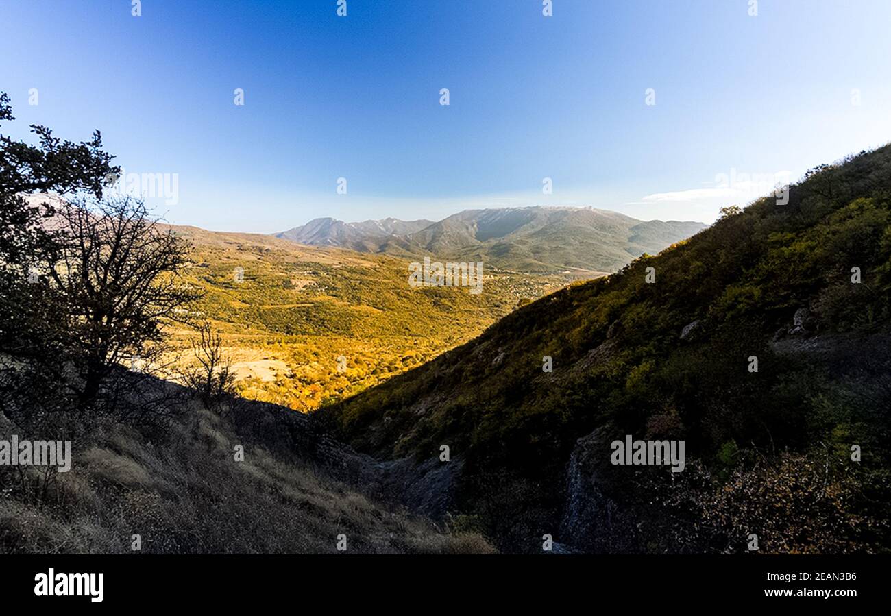 Montagnes et forêts de Crimée. Conifères et feuillus sur les collines des montagnes et des rochers Banque D'Images