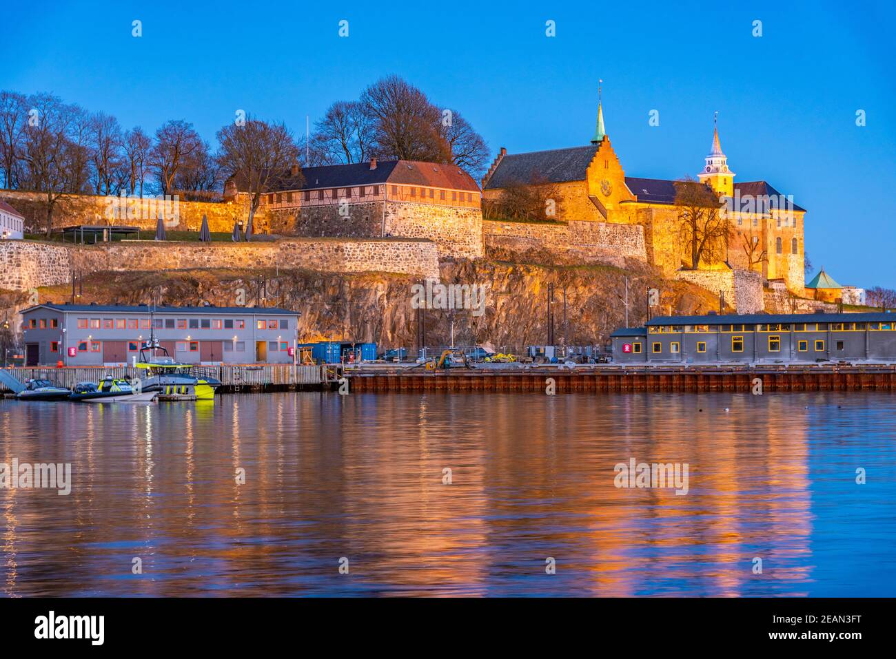 Vue sur le fort d'Akershus, à Oslo, Norvège, au coucher du soleil Banque D'Images