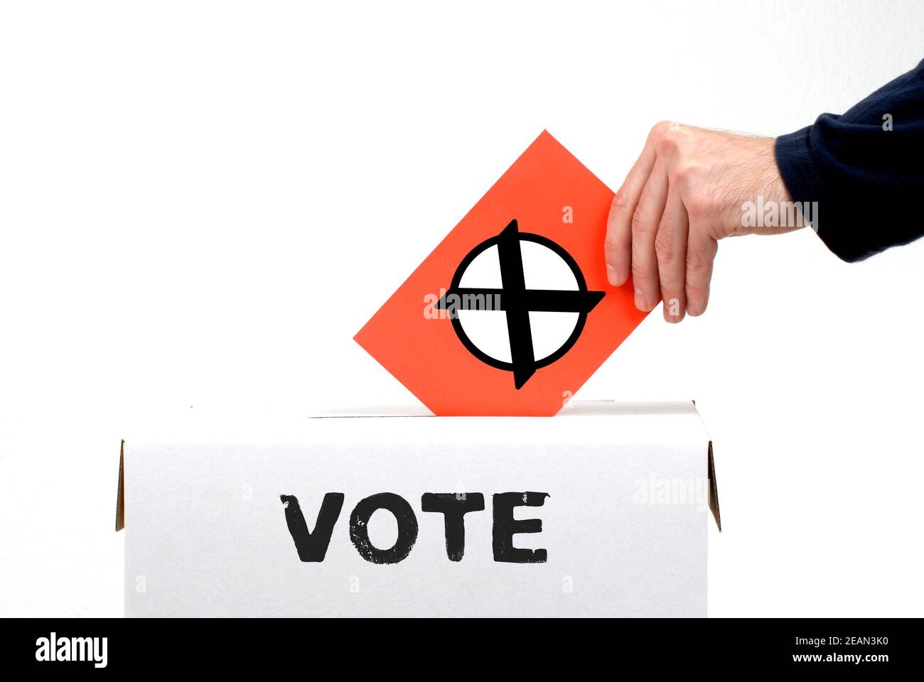 Boîte de vote et main avec enveloppe - vote Banque D'Images