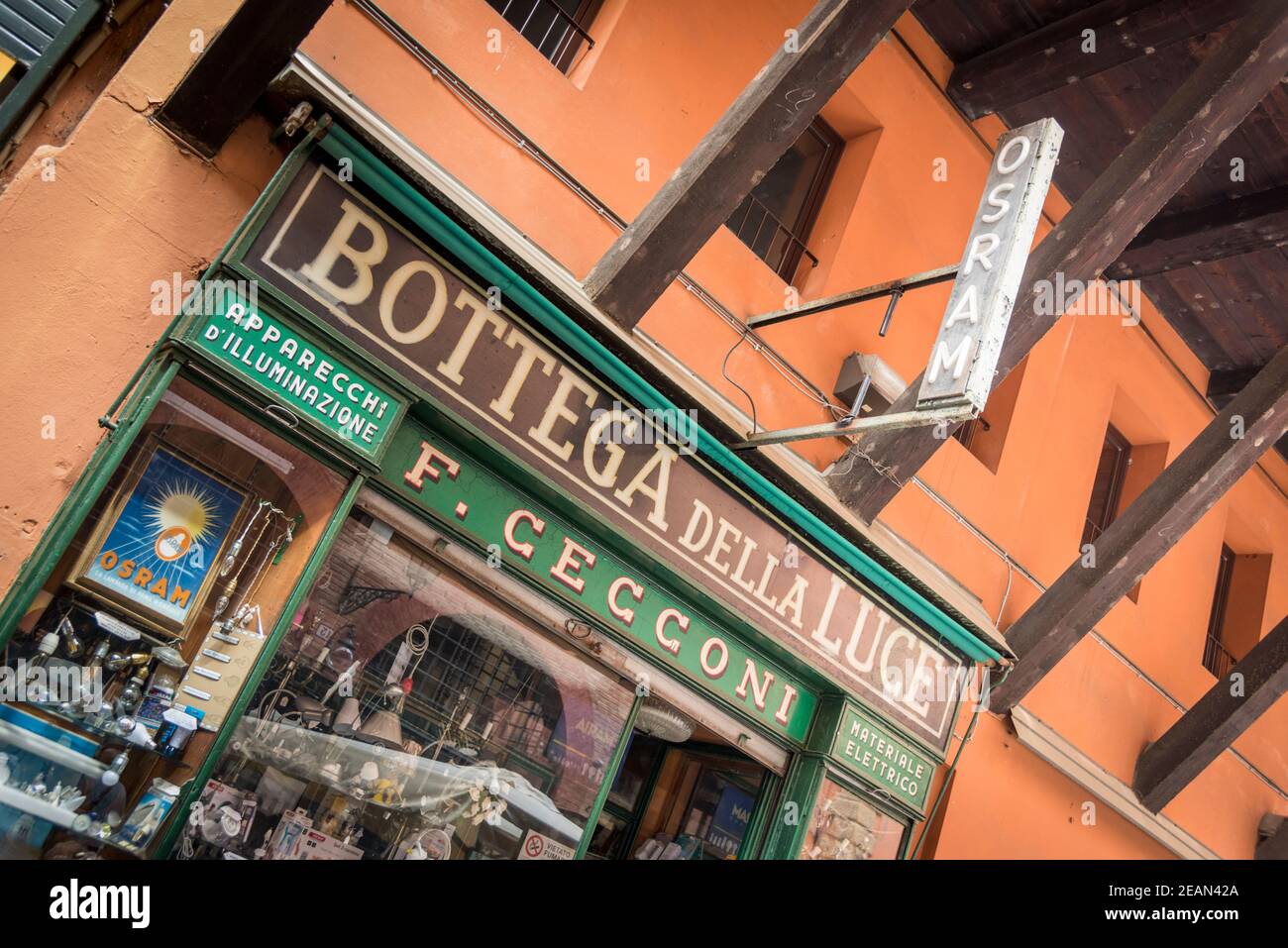 F Geggoni Bottega della luce, n quincaillerie et quincaillerie italiennes et magasin d'éclairage à Bologne, Italie Banque D'Images