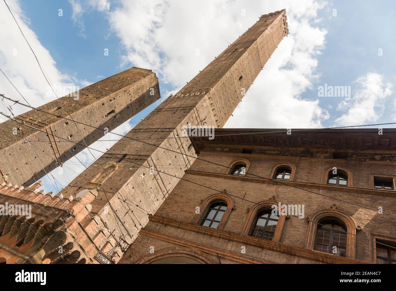 Les tours jumelles ou deux tours de Bologne Italie, la tour Garisenda et la tour Asinelli Banque D'Images