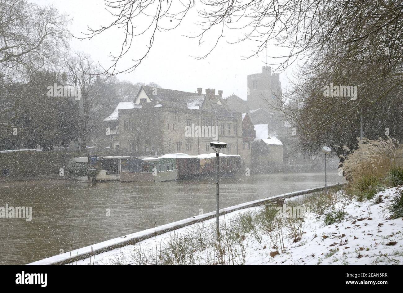 Maidstone, Royaume-Uni. 10 février 2021. Une deuxième vague de neige frappe la ville après que les transports aient été interrompus le week-end. La rivière Medway par le Palais de l'Archevêque crédit: Phil Robinson/Alamy Live News Banque D'Images