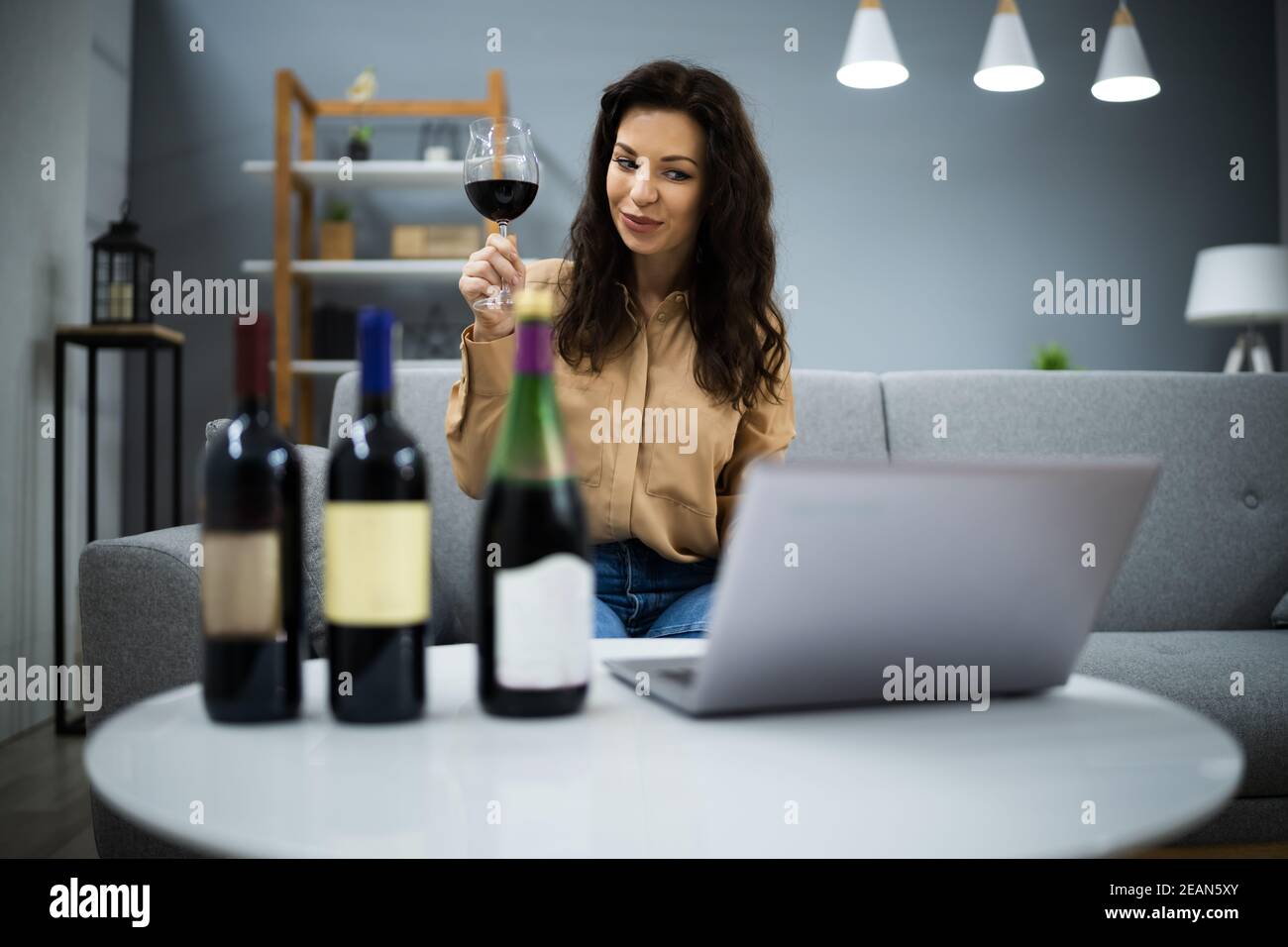 Dîner-dégustation de vins virtuel Banque D'Images