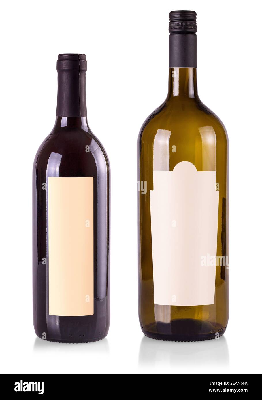 Bouteilles de vin rouge et blanc, avec étiquette vierge en papier véritable. Isolé sur blanc. Banque D'Images