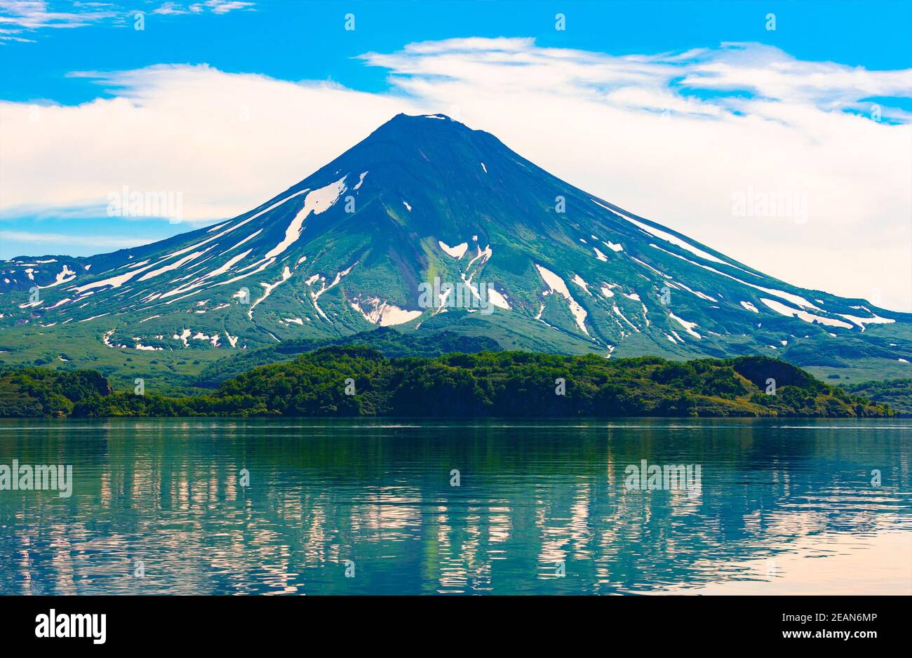 Pittoresque reflet d'été du volcan Ilyinsky dans l'eau du lac Kurile. Sanctuaire du Kamchatka du Sud, Russie Banque D'Images