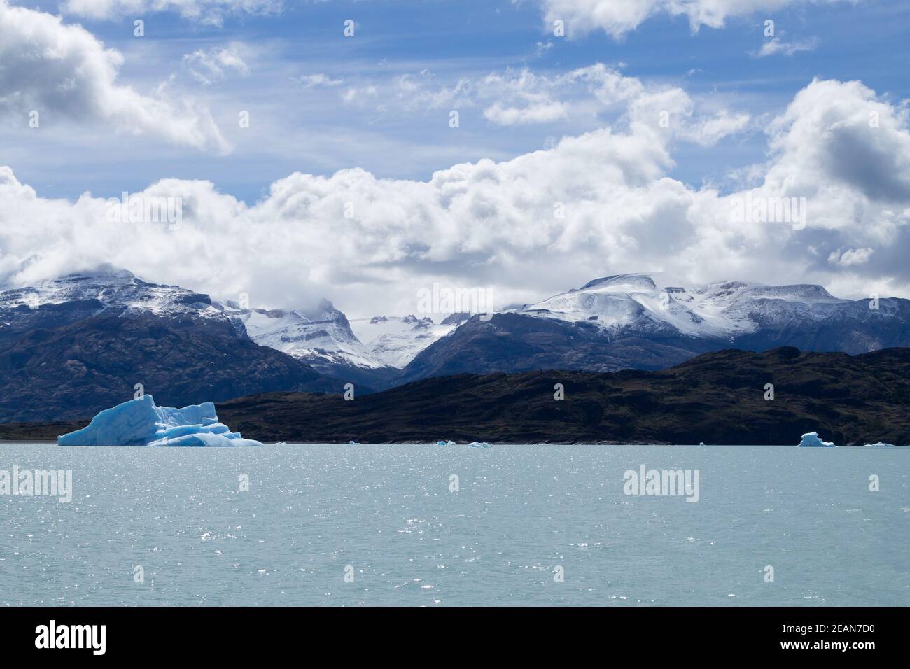 Icebergs flottant sur le lac Argentino, paysage de Patagonie, Argentine Banque D'Images