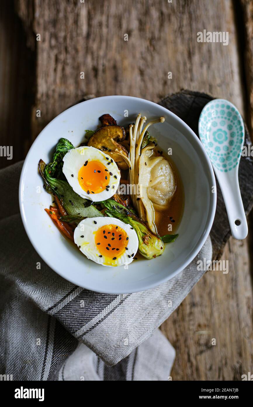 Bouillon shiitake avec légumes sautés et boulettes de jiaozi Banque D'Images