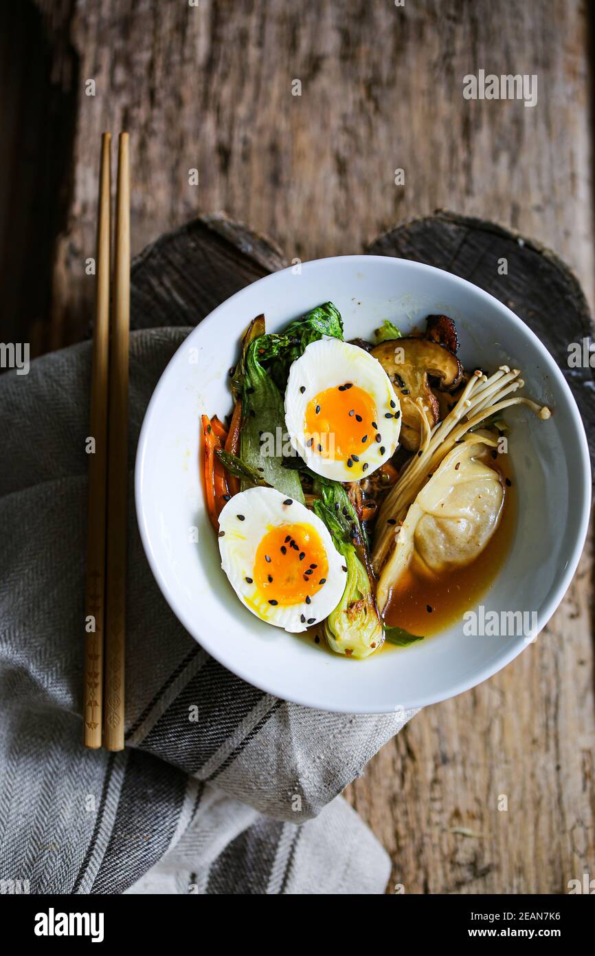 Bouillon shiitake avec légumes sautés et boulettes de jiaozi Banque D'Images