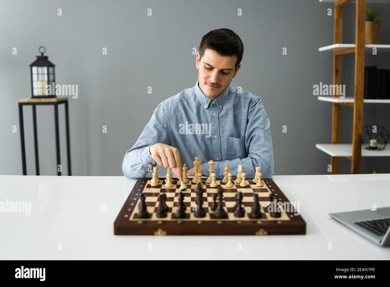 Homme jouant aux échecs en ligne Banque D'Images