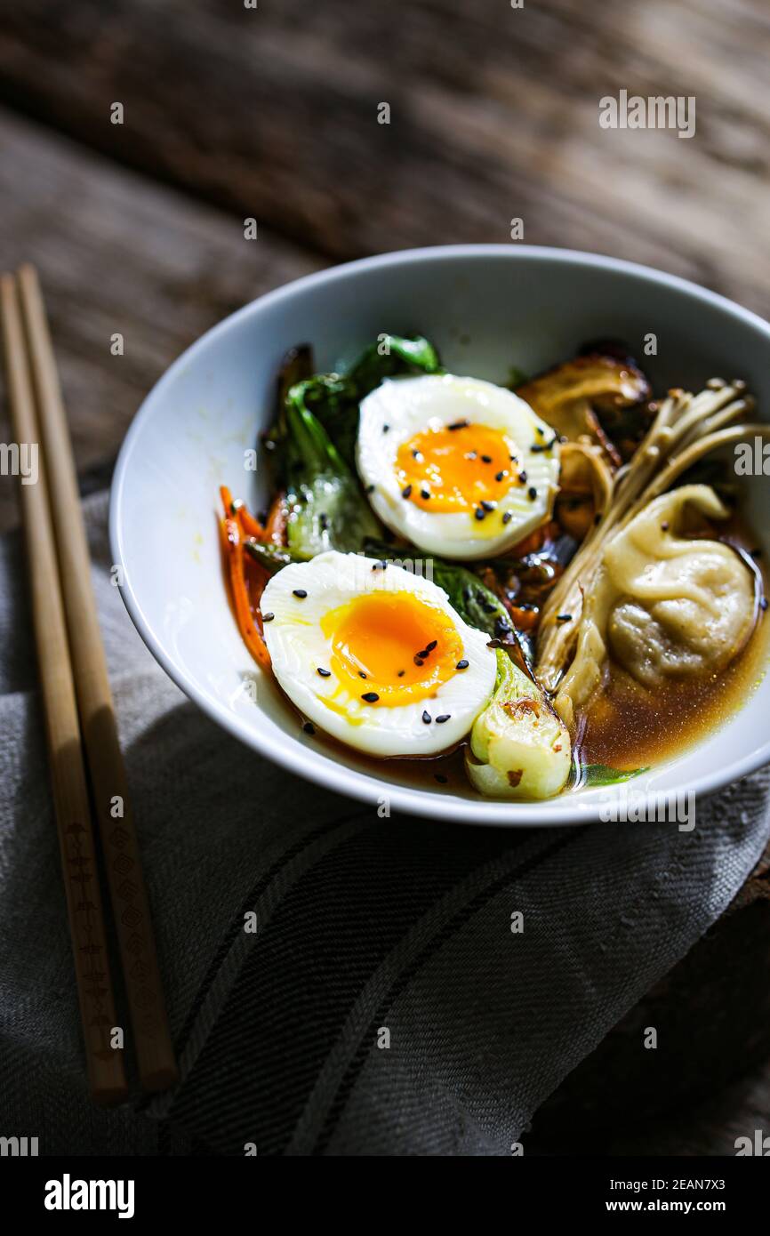Bouillon shiitake avec légumes sautés et boulettes de jiaozi Banque D'Images