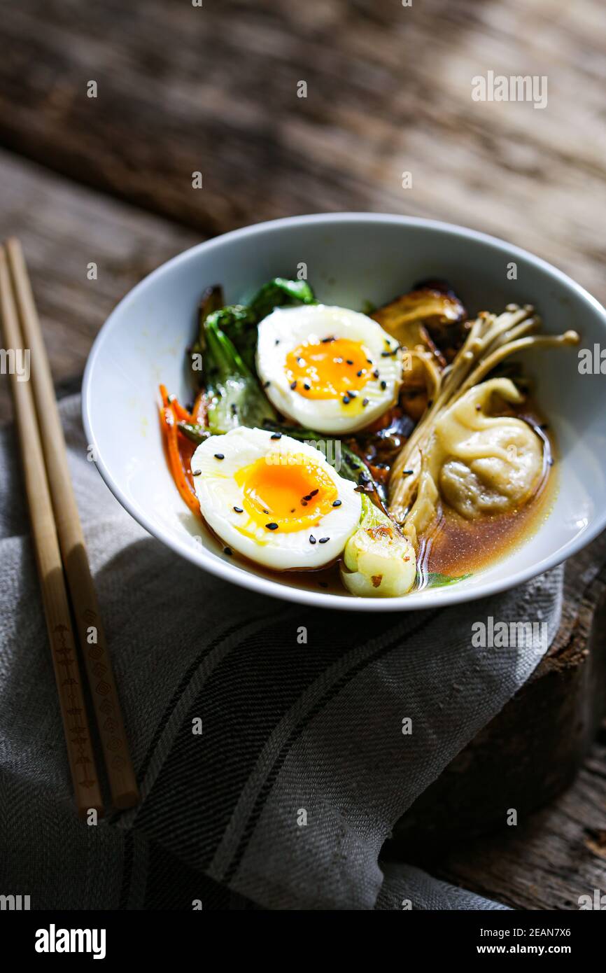 Bouillon shiitake avec légumes sautés et boulettes de jiaozi Banque D'Images