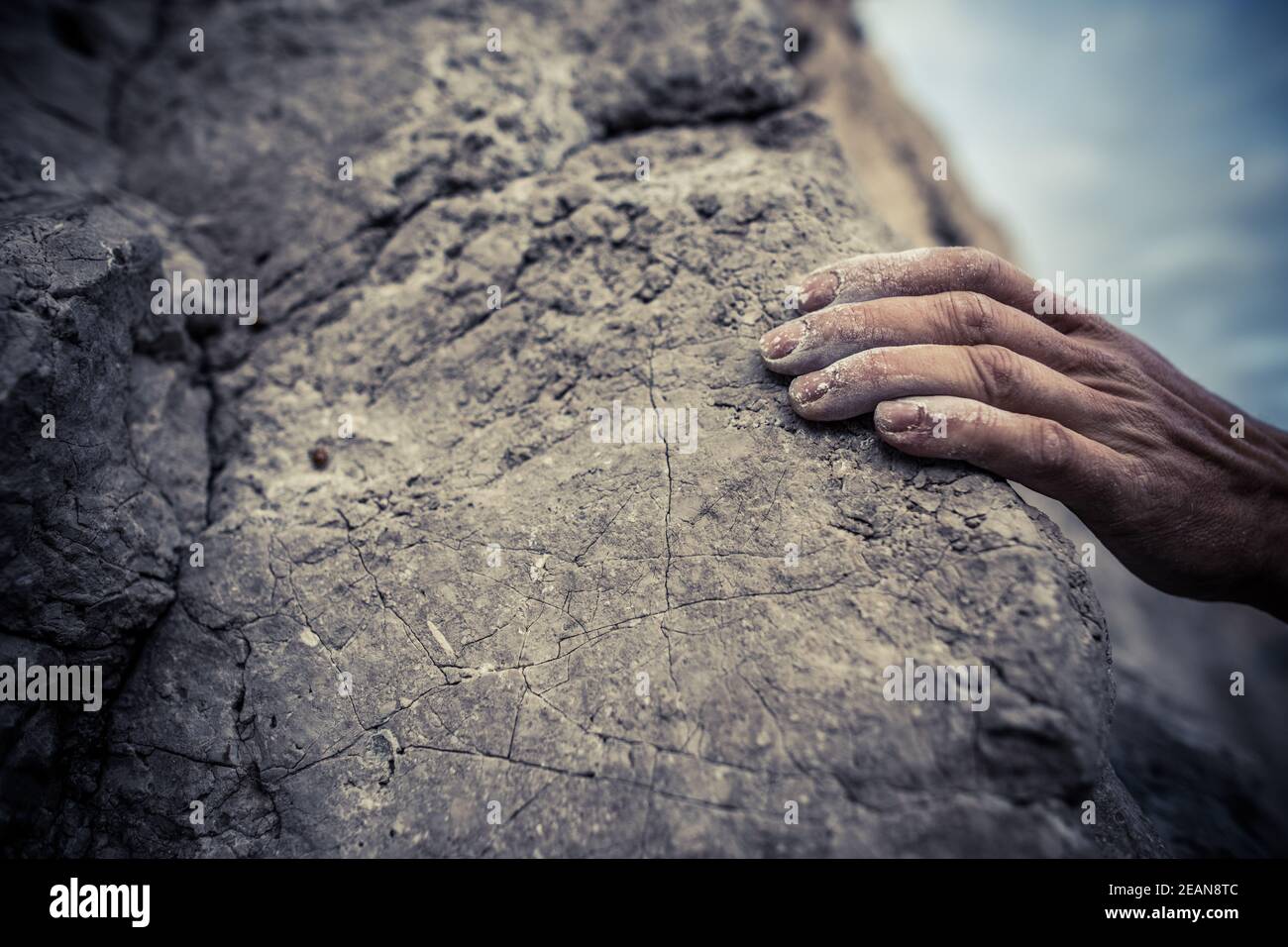 Homme adulte se tenant sur un rocher Banque D'Images