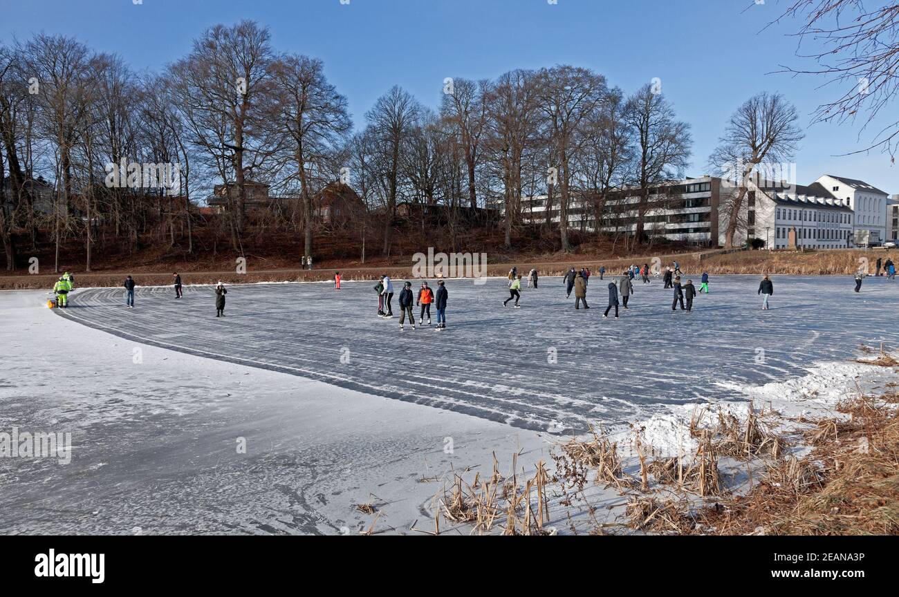 Lac Palace, Slotssøen, Nord du Sealand, Danemark. Ouvert pour le patinage pour la première fois depuis 2012. Un succès pour les enfants et les adultes dans le maintien Corona. Banque D'Images
