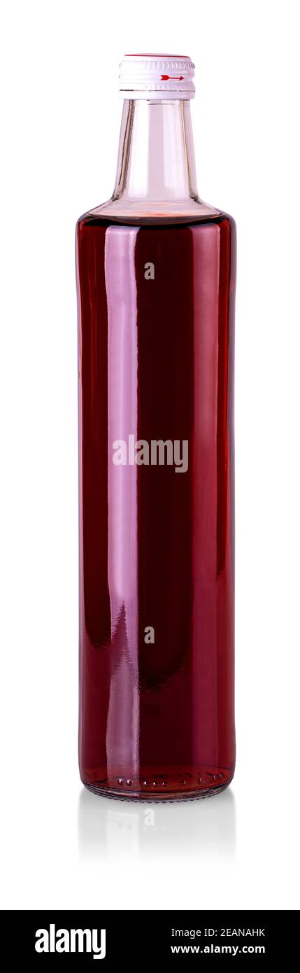 bouteille en verre de boisson rouge sucrée sur fond blanc Banque D'Images