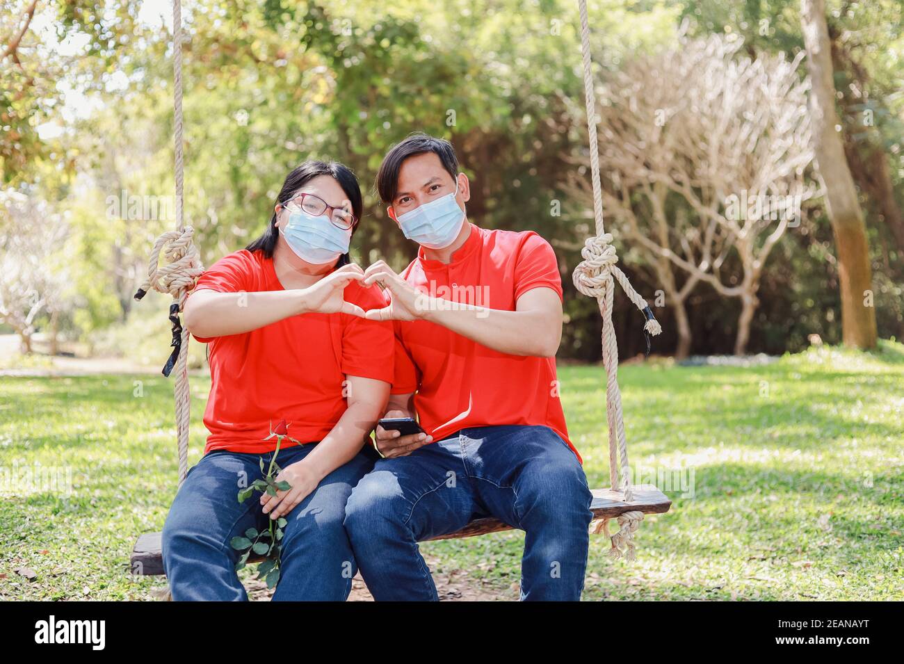 Les couples s'aiment les uns les autres le jour de la Saint-Valentin. Banque D'Images