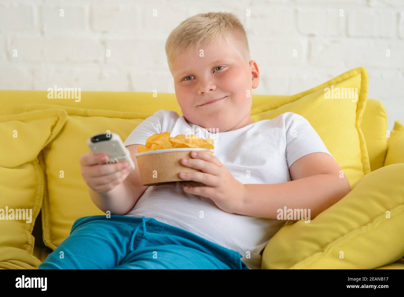 Fat Child Eating Chips Banque D Image Et Photos Alamy