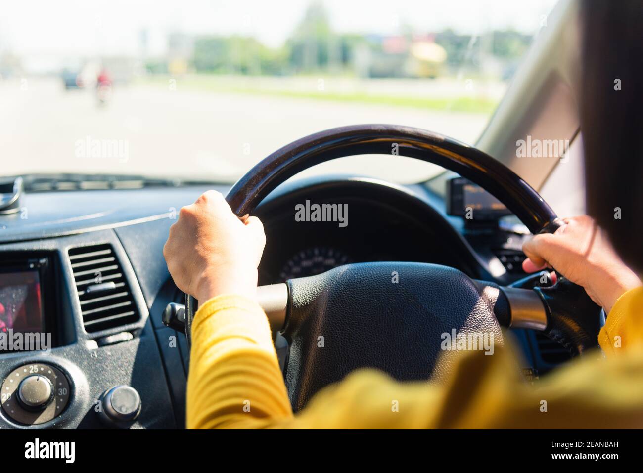 femme en conduisant la voiture Banque D'Images