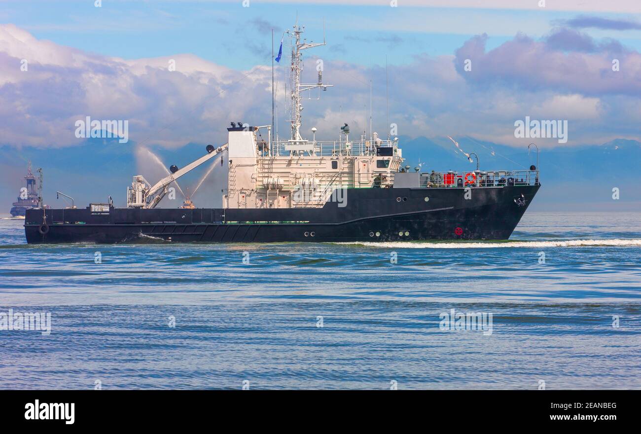 petit navire en mer bleue près de la côte Banque D'Images