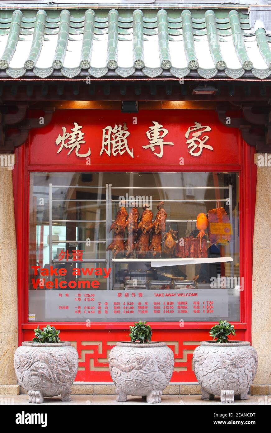 Londres, Royaume-Uni, le 10 février 2021. Se préparer aux célébrations du nouvel an chinois sous les restrictions de Covid, à China Town, Soho, Londres. Nouvelle année le 12 février, marque le début de l'année de l'Ox, symbole du travail acharné. Monica Wells/Alay Live News Banque D'Images