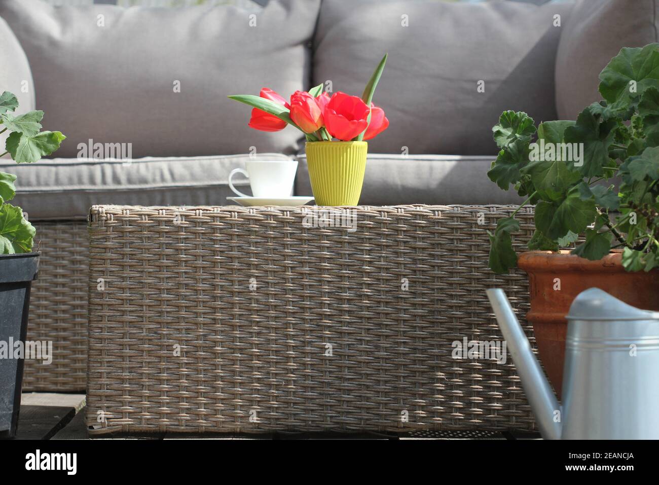 Salon avec meubles extérieurs avec chaises, canapé et table dans un patio. Il est également très bien situé pour se détendre sur le balcon Banque D'Images