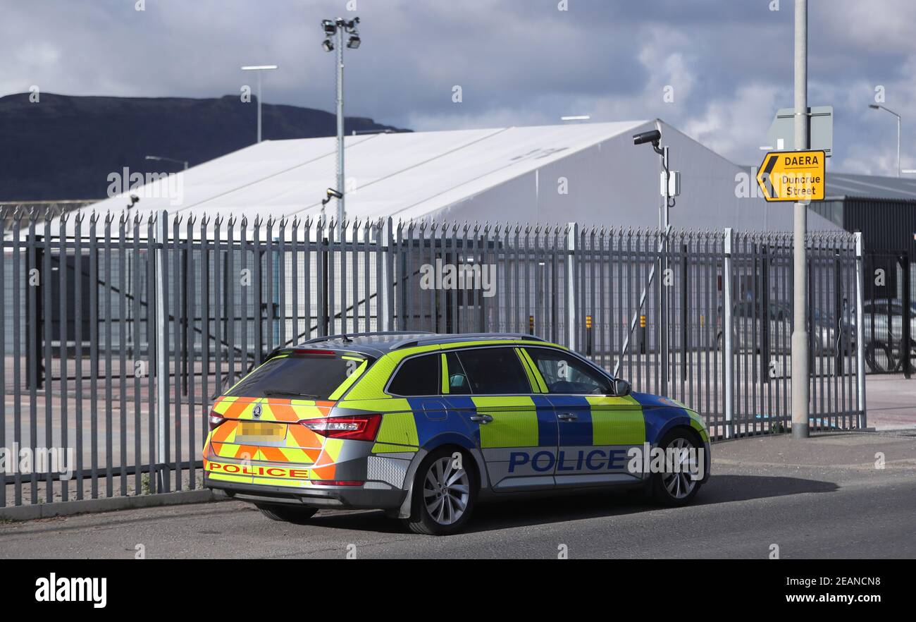 PIXELLATION BY PA PICTURE DESK police en service au département de l'Agriculture, de l'Environnement et des Affaires rurales sur Duncrue Street près du port de Belfast, comme les contrôles post-Brexit dans tous les ports d'Irlande du Nord reprennent. Les inspections des produits alimentaires à base d'animaux arrivant aux ports de Belfast et de Larne ont été suspendues en raison de préoccupations concernant la sécurité du personnel. Date de la photo: Mercredi 10 février 2021. Banque D'Images