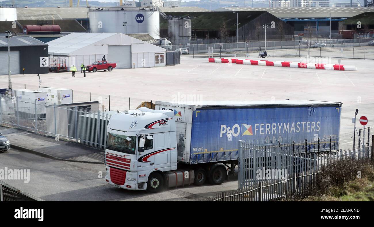 Un camion quitte le site du ministère de l'Agriculture, de l'Environnement et des Affaires rurales sur la rue Duncrue près du port de Belfast, alors que les contrôles post-Brexit dans tous les ports d'Irlande du Nord reprennent. Les inspections des produits alimentaires à base d'animaux arrivant aux ports de Belfast et de Larne ont été suspendues en raison de préoccupations concernant la sécurité du personnel. Date de la photo: Mercredi 10 février 2021. Banque D'Images