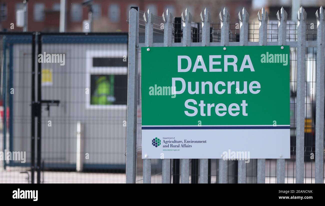 L'installation du ministère de l'Agriculture, de l'Environnement et des Affaires rurales sur la rue Duncrue près du port de Belfast, alors que les contrôles post-Brexit dans tous les ports d'Irlande du Nord reprennent. Les inspections des produits alimentaires à base d'animaux arrivant aux ports de Belfast et de Larne ont été suspendues en raison de préoccupations concernant la sécurité du personnel. Date de la photo: Mercredi 10 février 2021. Banque D'Images
