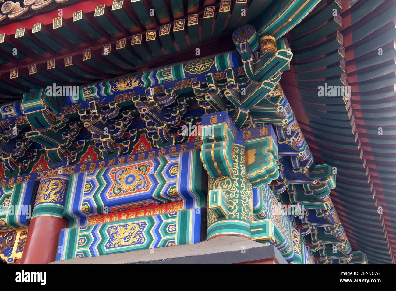 Décoration de plafond colorée au temple du Lama Yonghe à Beijing, en Chine Banque D'Images