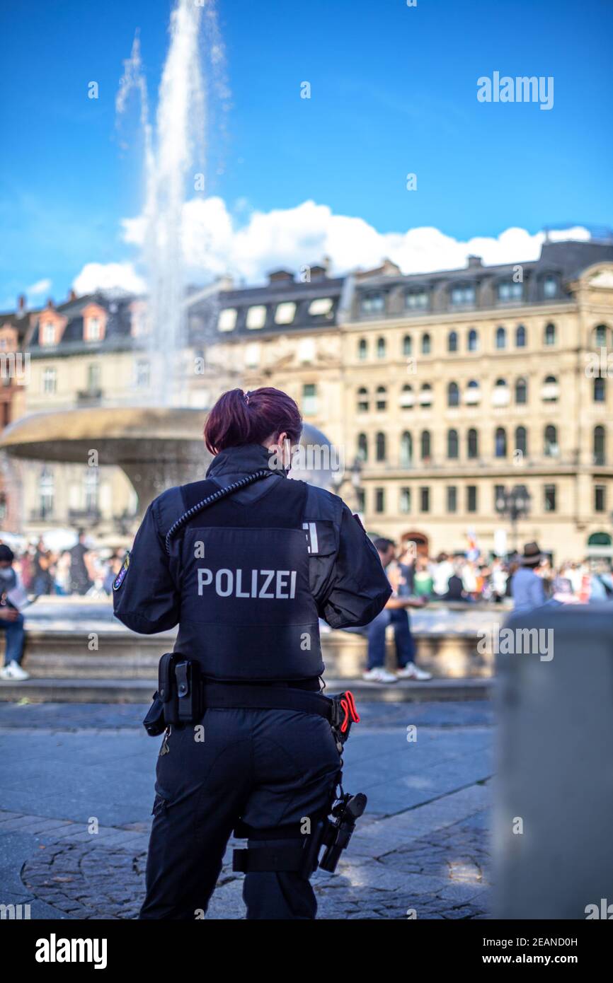 policier en patrouille dans les rues de la ville Banque D'Images