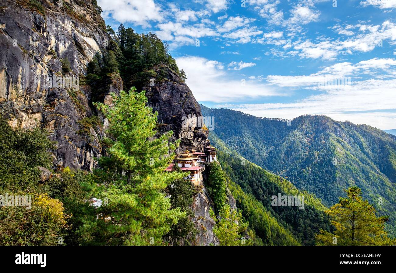 Le monastère Tiger's Nest, site bouddhiste himalayan sacré de Vajrayana situé dans la vallée supérieure de Paro, Bhoutan, Asie Banque D'Images