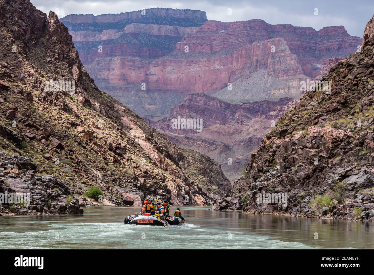 Flottant dans un radeau sur le fleuve Colorado, Parc national du Grand Canyon, site classé au patrimoine mondial de l'UNESCO, Arizona, États-Unis d'Amérique, Amérique du Nord Banque D'Images