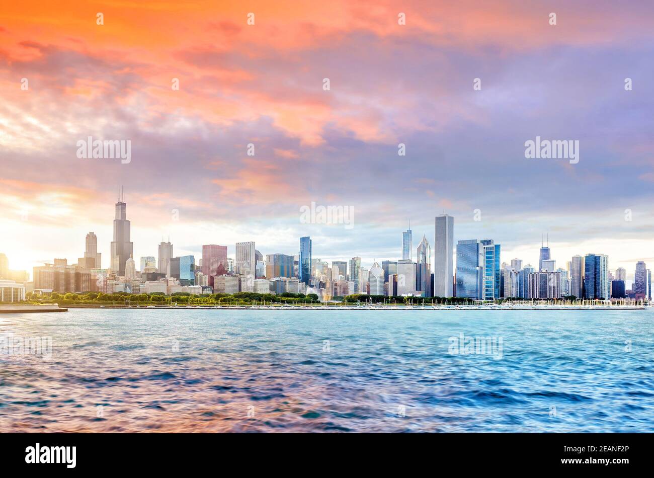 Horizon du centre-ville de Chicago au coucher du soleil Banque D'Images