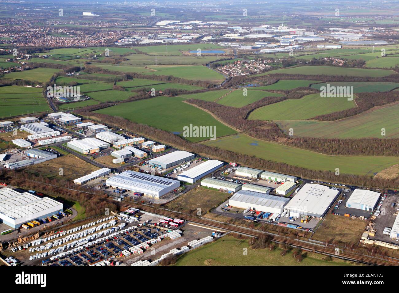 Vue aérienne de la zone industrielle de Green Lane, Featherstone en direction du nord vers les zones industrielles de Normanton sur la M62 Banque D'Images