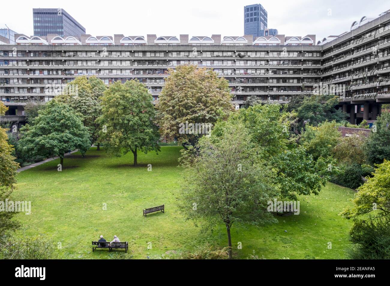 Le Barbican Estate, vue en hauteur sur le parc Barbican Speed Garden, architecture Brutaliste, appartements résidentiels, City of London, Londres Banque D'Images