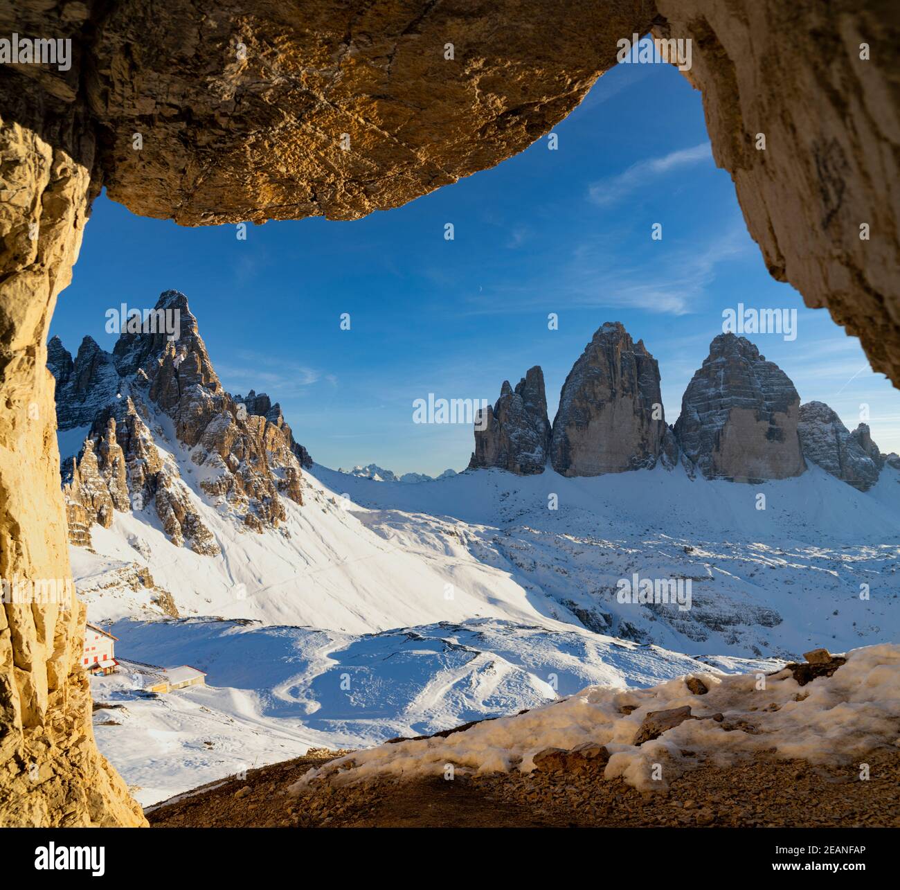 Coucher de soleil sur la neige de Tre cime di Lavaredo et Monte Paterno vu de la grotte de Sesto Dolomites, Tyrol du Sud, Italie, Europe Banque D'Images